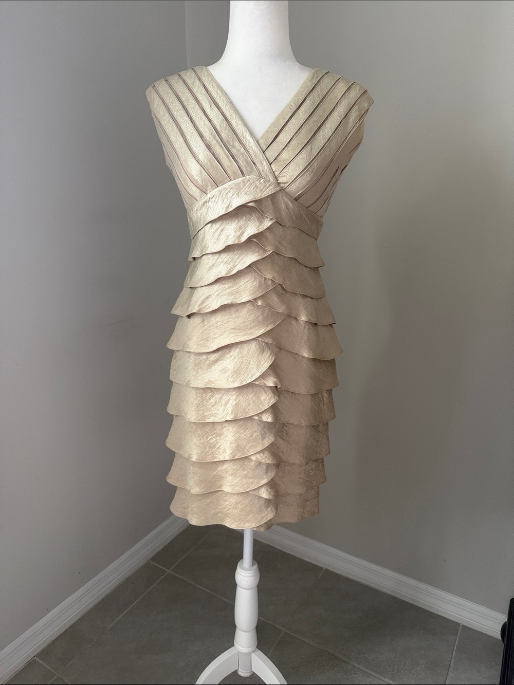 ADRIANNA PAPELL Champagne Layered V-Neck Cocktail Dress 4P - Picture 7 of 16
